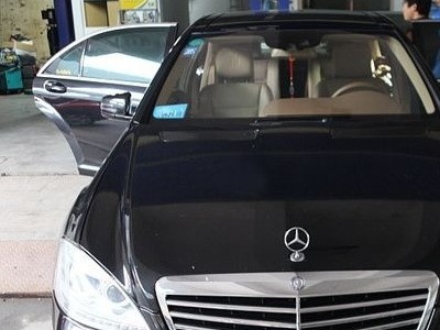 奔驰222后排脚托肿么拆