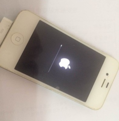 iphone xr出现白苹果是啥起因，怎样解决？