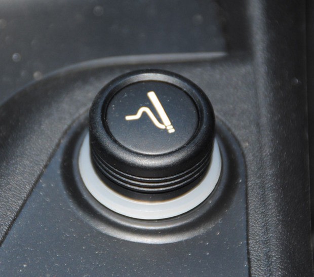 汽车点烟器肿么用来手机充电