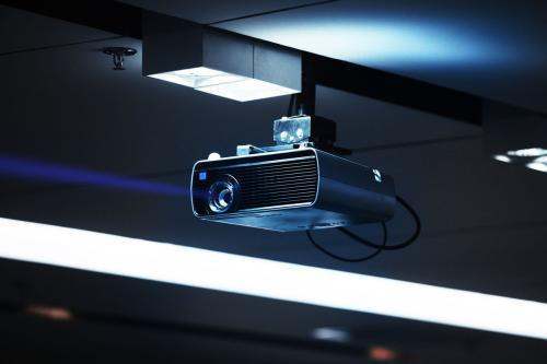 ppt我尺寸是自定义（比16:9大一些）的，如果用投影机放映，能全部显示出来么？（投影机屏幕是正方形）