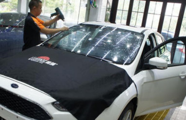 汽车需不需要贴膜来自？贴与不贴的利害是什么？