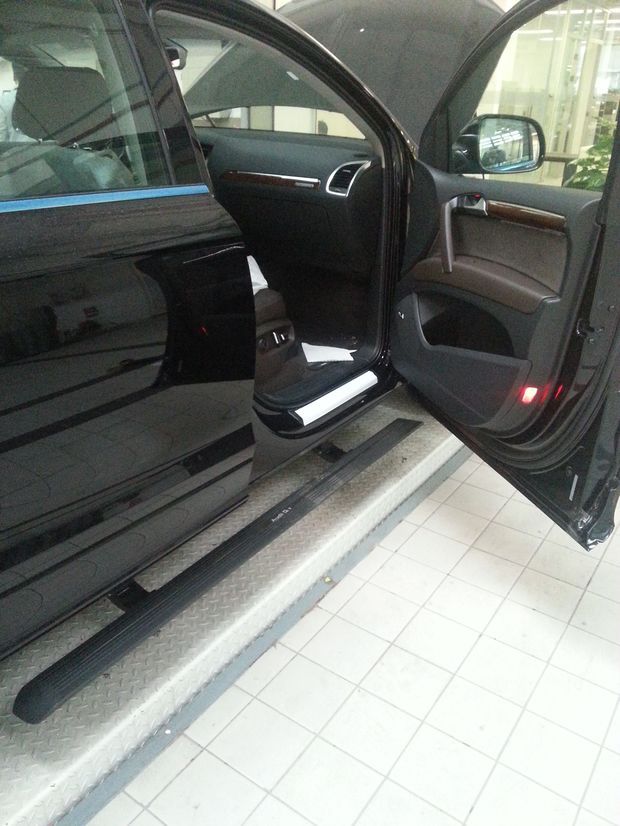 汽车安装电动踏板时把电源接反了