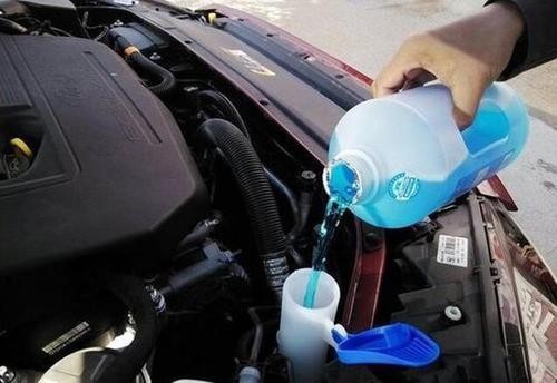 加玻璃水不小心加到制动液那个里面了，求助怎么处理