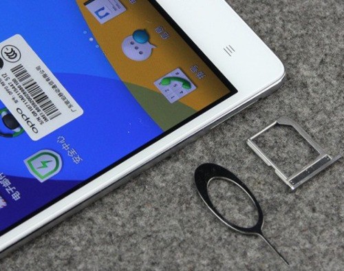 oppoa8肿么插卡?