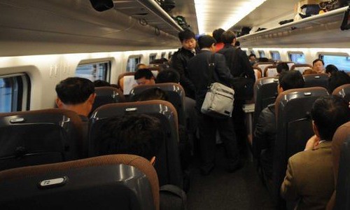 火车1230次04座靠窗户吗