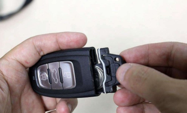 汽车遥控钥匙电池刚换的电池第二天就没电了