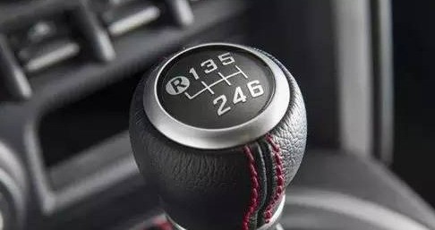 手动挡汽车行驶中踩刹车必须踩离合器吗？