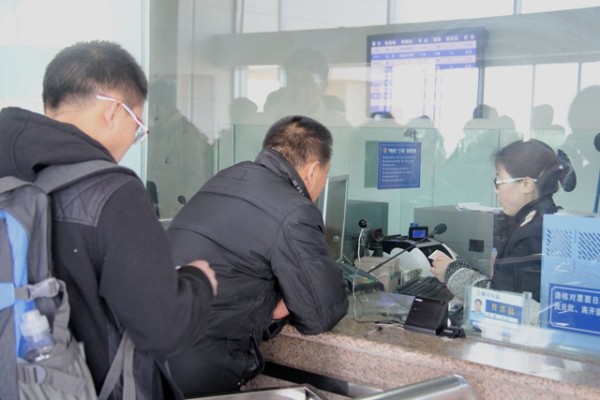 在火车站的窗口买火车票可以挑选上下铺吗？