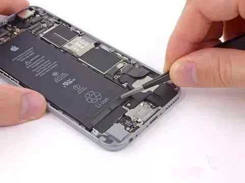 iphone黑屏但是机器是开着的，第二天又好了，肿么回战事？