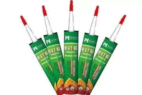 相框要贴在墙上，用什么胶水能贴牢