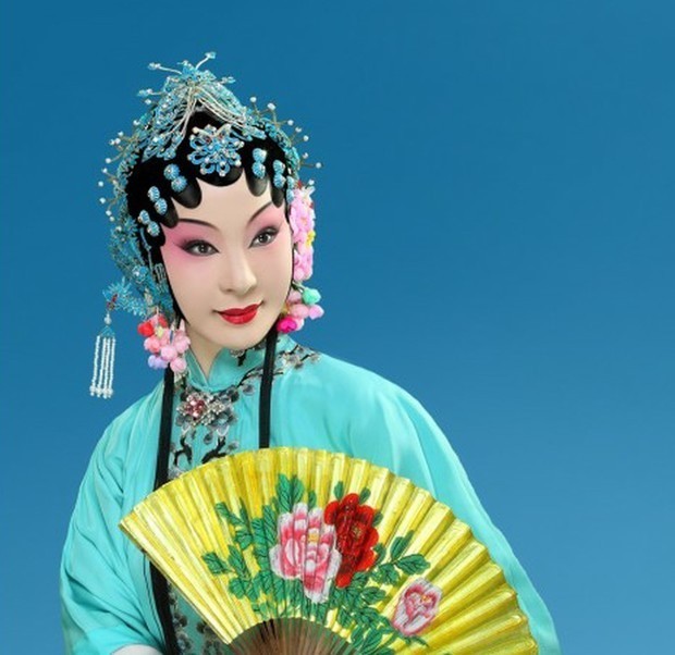 ps怎样做模板啊 就是那种直接把照片放进去直接套模板的那种啊？？？