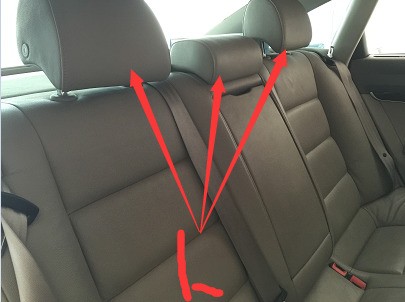 奥迪A6的后坐头枕肿么拆下来？