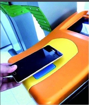 乘地铁直接刷手机肿么操作?