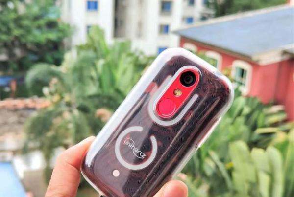 2025年值得入手的迷你小手机，3英寸显示器，透明机身，比银行卡还小