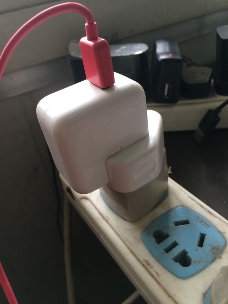 苹果手机充电器上的那个小 头头怎么转接android系统数据线