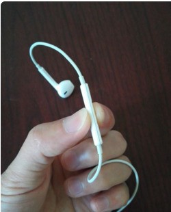 苹果耳机插到android手机上能用吗？