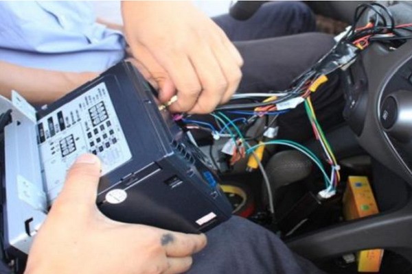 倒车摄像头接线什么方法?