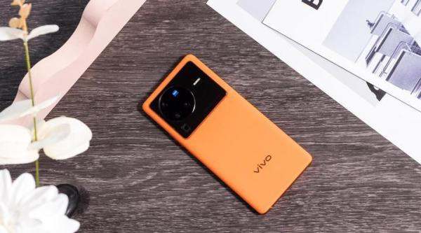 天玑9000+自研芯片，vivo X80系列双芯联动，性能影像全面升级