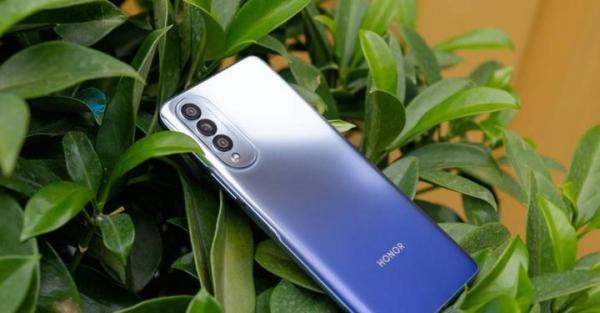 荣耀优质千元机跌至“新廉价”，66W快充+128GB，好评率高达96%