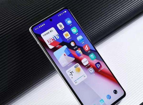 仅相差100元，vivo X90和iQOO11直接对比