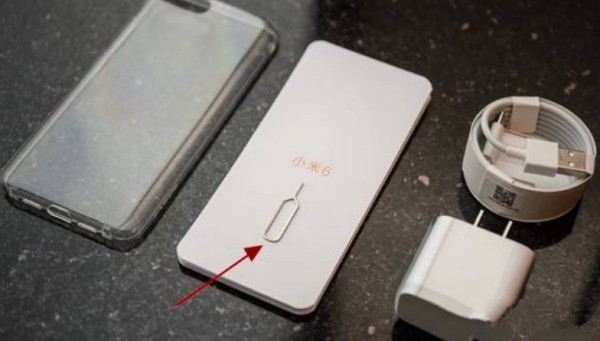 小米卡槽插卡正确步骤是什么？