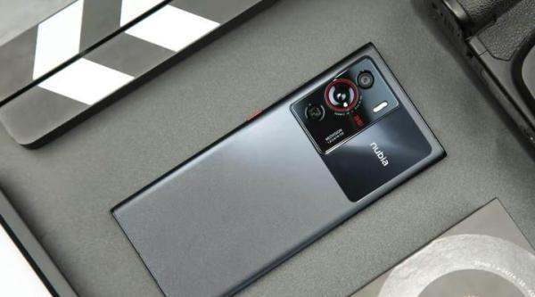 被低估的骁龙8Gen1旗舰，超曲面屏+双主摄+五千电池，仅3399元