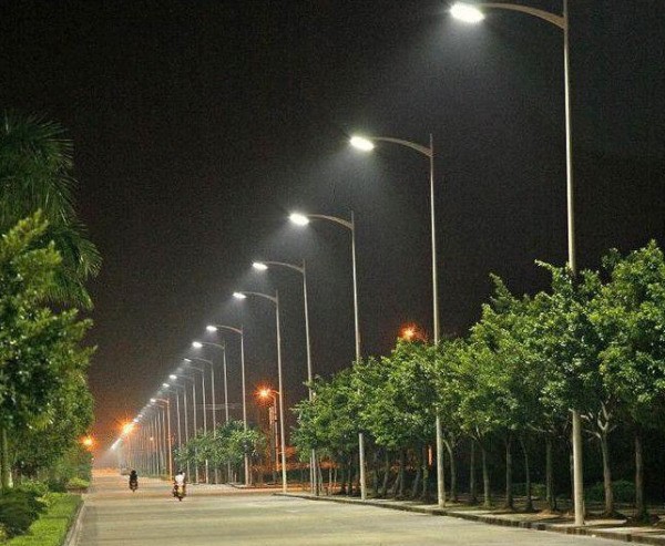 看到路灯想起哪些人150字作文?