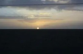 早上6点从地平线升起的太阳终于抵达45度,没有秒针的时钟