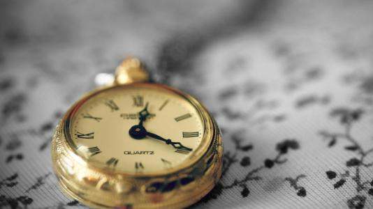 为何时钟上的秒针比分针细呢?