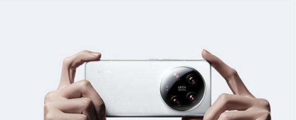 小米15 Ultra外观设计细节曝光：全面屏+四摄镜头设计，钛金属边框