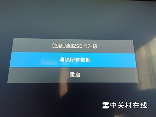 我家创维电视开机出现:使用U盘或sD卡升级,去除所有数据,重启电视怎么