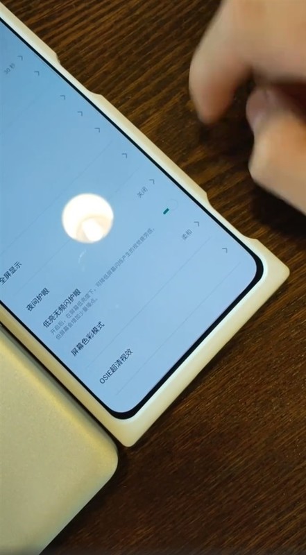 手机屏幕怎么调整 ChMlWVyhwKSIbxYHAAGGN-zfj7kAAJJrwLVGu4AAYZP081.jpg