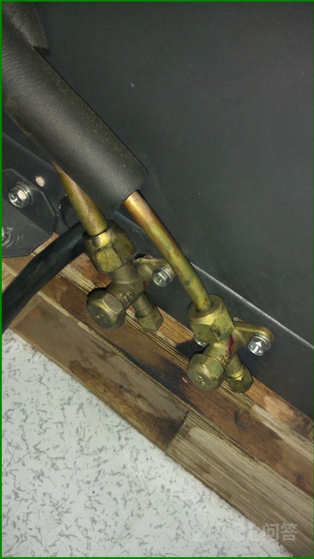 这是艾默生的小型机房精密空调的内机这两根铜管有一根烫手的一根暖的