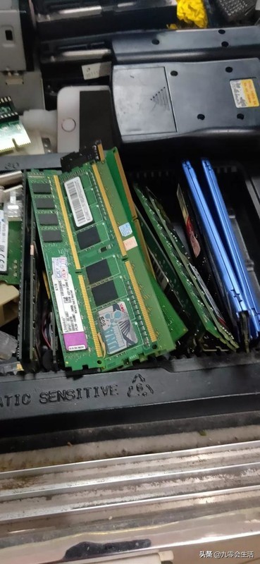 如何选择电脑内存和固态硬盘 ChMkJl3wf5OIbFDKAAHVS9lD3BUAAvr-wLWpA0AAdVj673.jpg