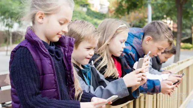 如何看待现在小学生学习过多依赖手机的问题?