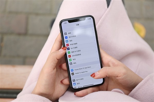 苹果iPhone明年会抛弃LCD吗？