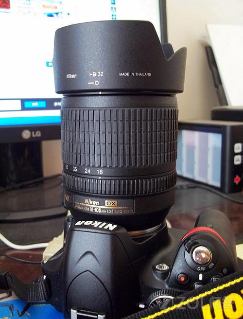 我想买个尼康D7000相机，请问配什么镜头性价比比较好，总价最好在8000以内.