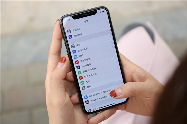 苹果自研iPhone基带芯片比高通还要强吗？