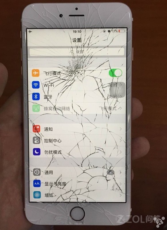 苹果iPhone6s plus屏幕碎了,乐易修换外屏多少